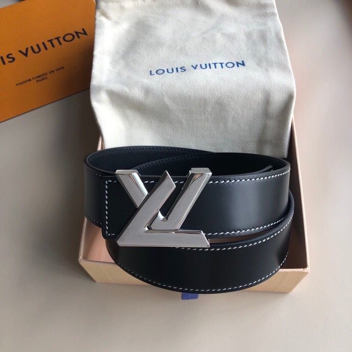 Louis Vuitton 3.8cm cowhide belt with letter metal buckle