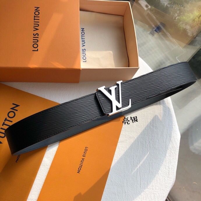 Louis Vuitton Initiales. 40mm black water ripple belt