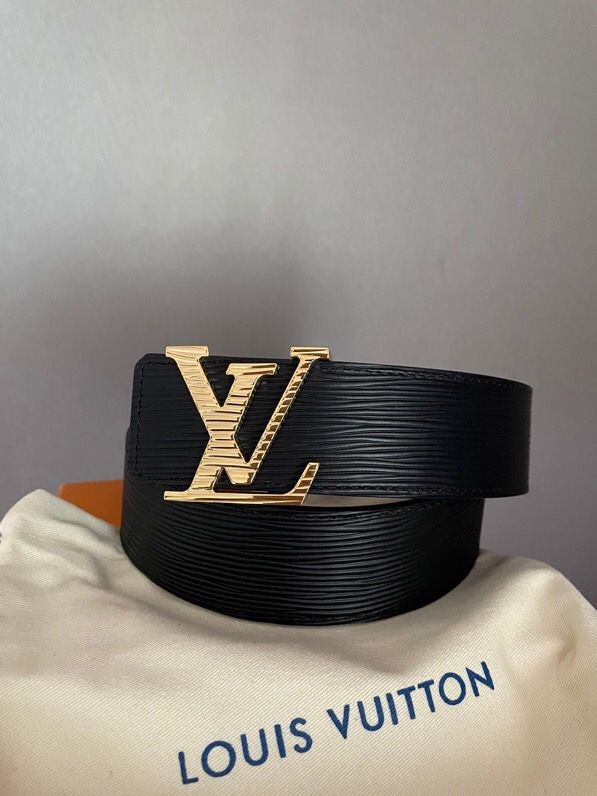 Louis Vuitton Initiales. 40mm black water ripple belt code: M9229