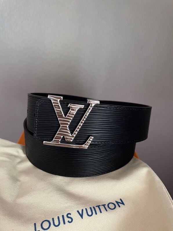 Louis Vuitton Initiales. 40mm black water ripple belt code: M9229