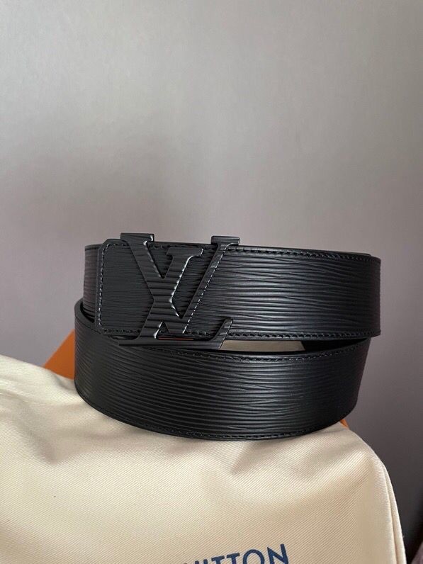 Louis Vuitton Initiales. 40mm black water ripple belt code: M9229