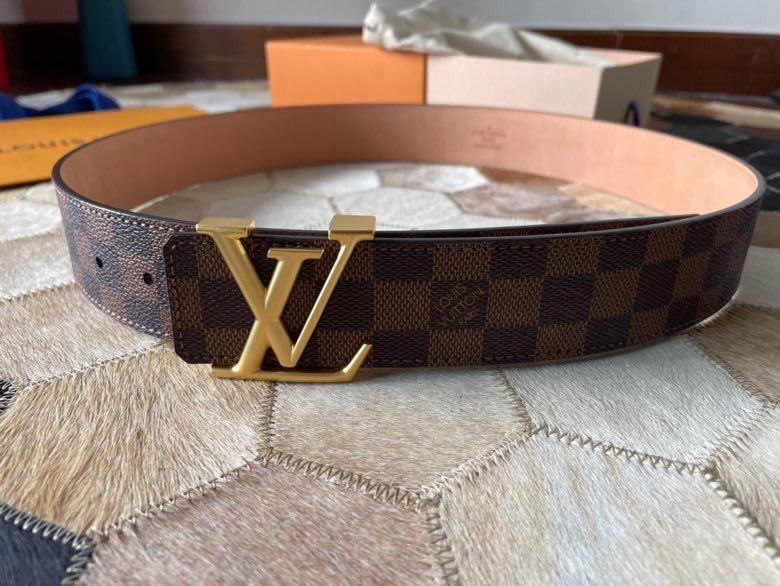 Louis Vuitton Fine pearl mud metal buckle belt belt