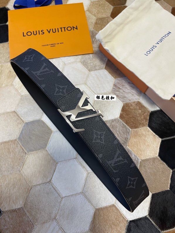 Louis Vuitton Initials Reversible belt with classic letters