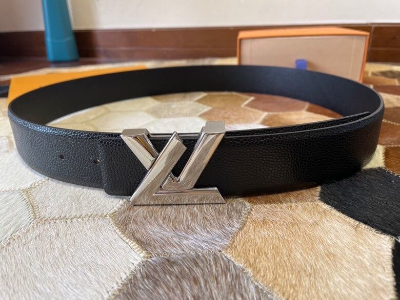 Louis Vuitton Men s Letter Metal Hardware Cowhide Pearl Pattern Belt 3.8cm