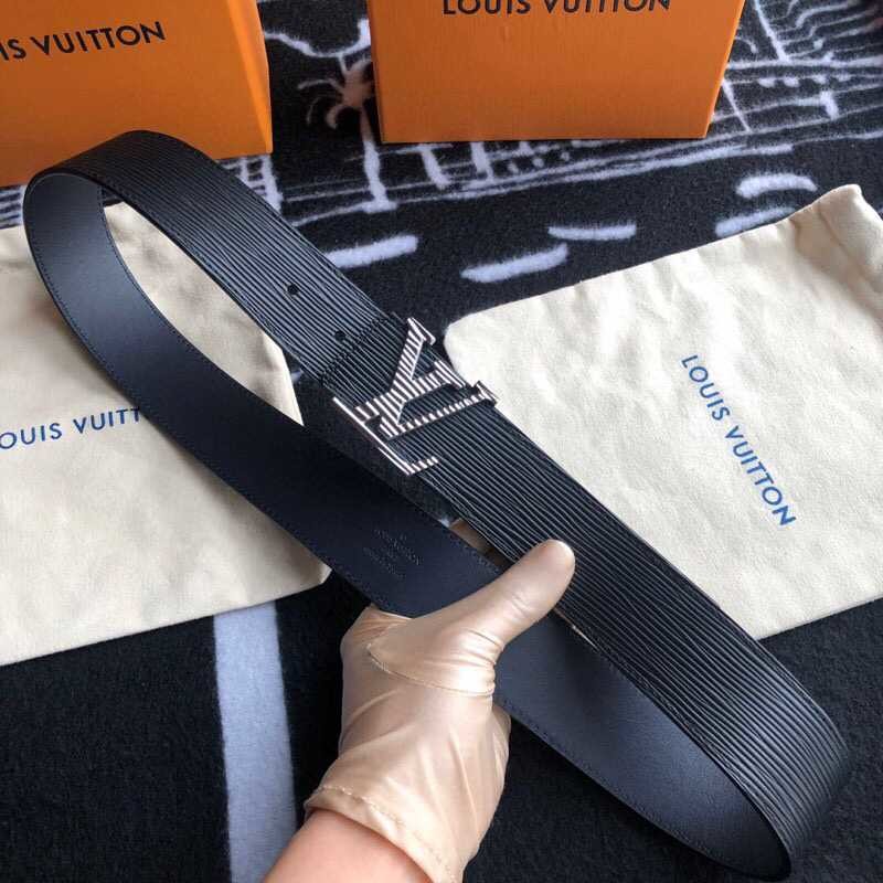 Louis Vuitton Initiales. 40mm black water ripple belt code: M9229