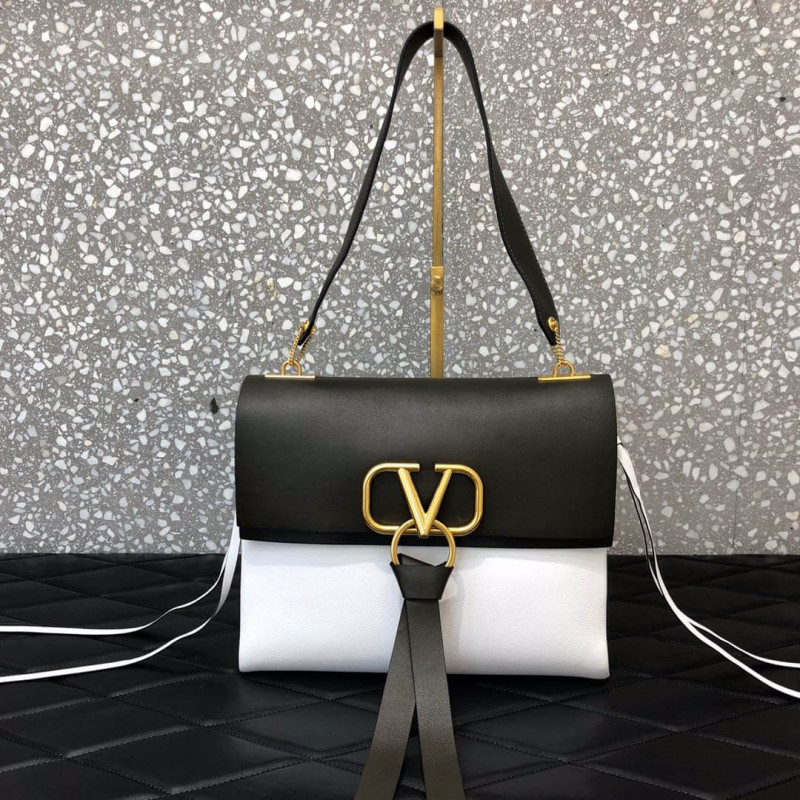 Valentino Garavani Medium Vring Smooth Calfskin Shoulder Bag 0002