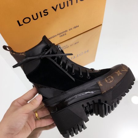 Louis Vuitton Classic Moto boots with thick heel stitching color belt buckle zipper fashion element