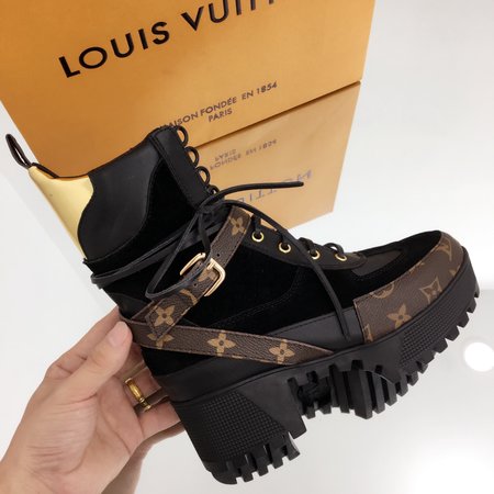 Louis Vuitton Classic Moto boots with thick heel stitching color belt buckle zipper fashion element