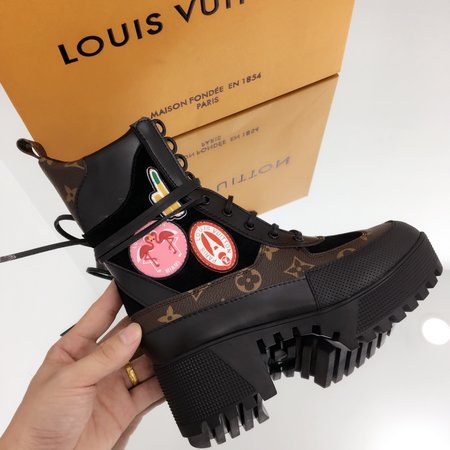 Louis Vuitton Classic Moto boots with thick heel stitching color belt buckle zipper fashion element