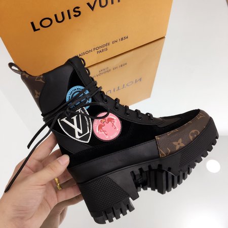 Louis Vuitton Classic Moto boots with thick heel stitching color belt buckle zipper fashion element