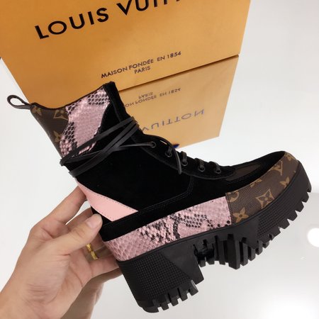 Louis Vuitton Classic Moto boots with thick heel stitching color belt buckle zipper fashion element