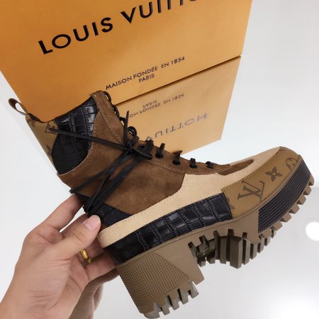 Louis Vuitton Classic Moto boots with thick heel stitching color belt buckle zipper fashion element