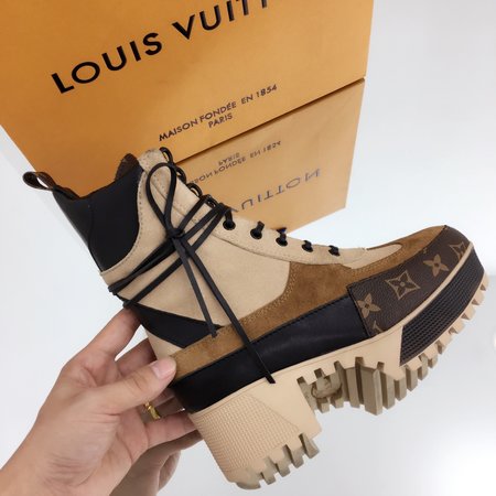 Louis Vuitton Classic Moto boots with thick heel stitching color belt buckle zipper fashion element