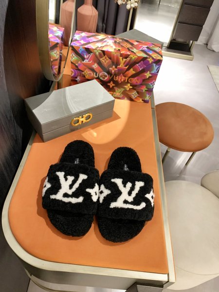 Louis Vuitton Lambswool slippers top quality