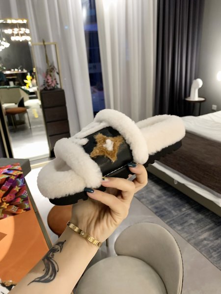 Louis Vuitton Lambswool slippers top quality