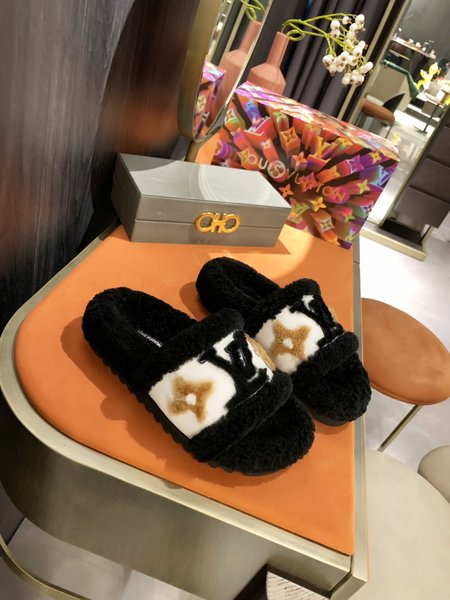 Louis Vuitton Lambswool slippers top quality