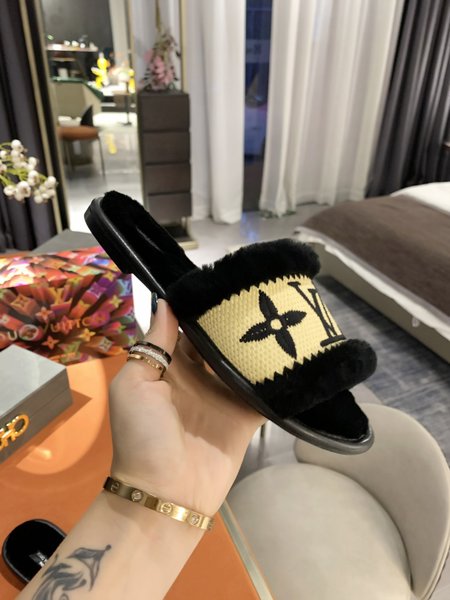 Louis Vuitton Lambswool slippers top quality