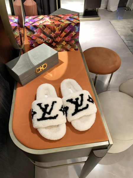 Louis Vuitton Lambswool slippers top quality