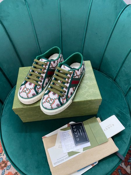 Gucci canvas shoes