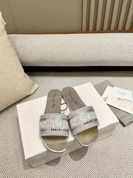 Dior Embroidered series slippers