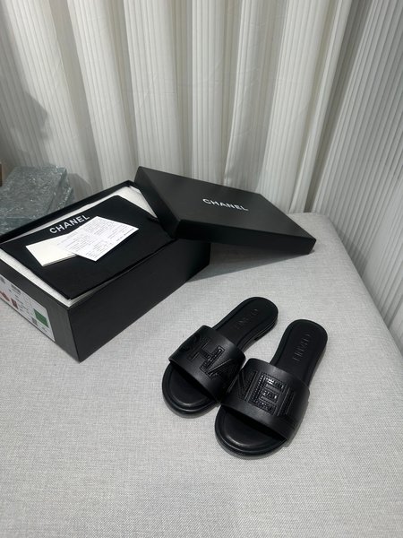 Chanel Color block letter leather buckle slippers