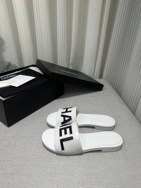 Chanel Color block letter leather buckle slippers