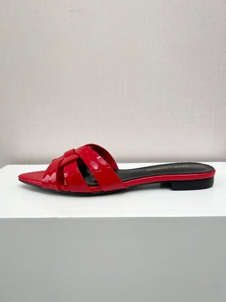 Yves Saint Laurent Cow patent leather flat pointed toe slippers