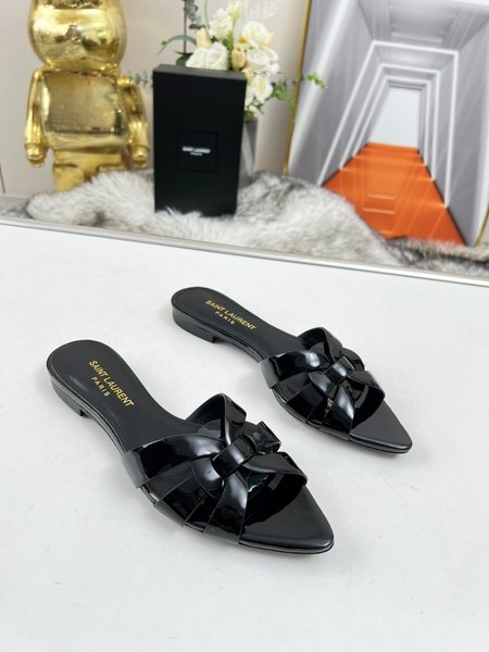 Yves Saint Laurent Cow patent leather flat pointed toe slippers