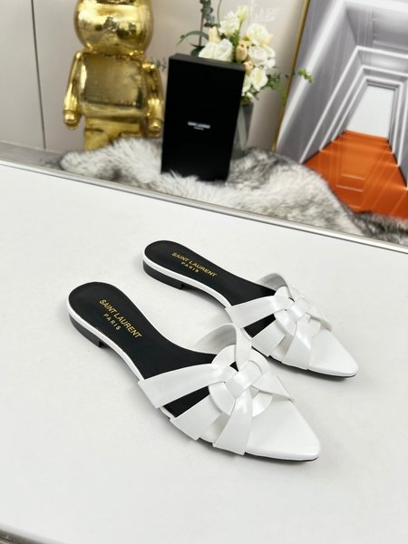 Yves Saint Laurent Cow patent leather flat pointed toe slippers
