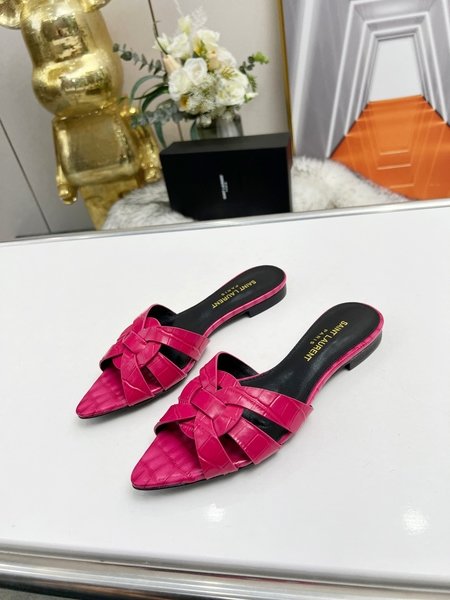 Yves Saint Laurent Cow patent leather flat pointed toe slippers