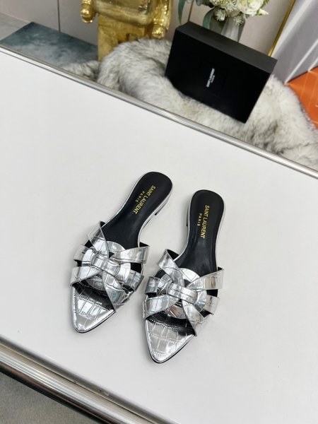 Yves Saint Laurent Cow patent leather flat pointed toe slippers