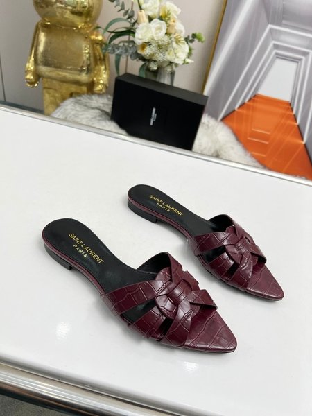 Yves Saint Laurent Cow patent leather flat pointed toe slippers