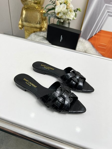 Yves Saint Laurent Cow patent leather flat pointed toe slippers