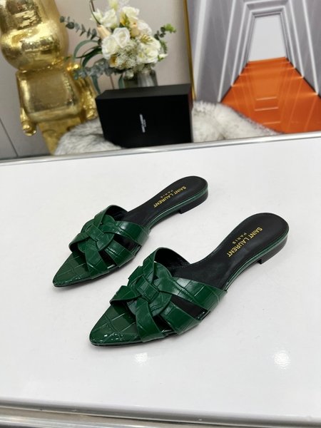 Yves Saint Laurent Cow patent leather flat pointed toe slippers