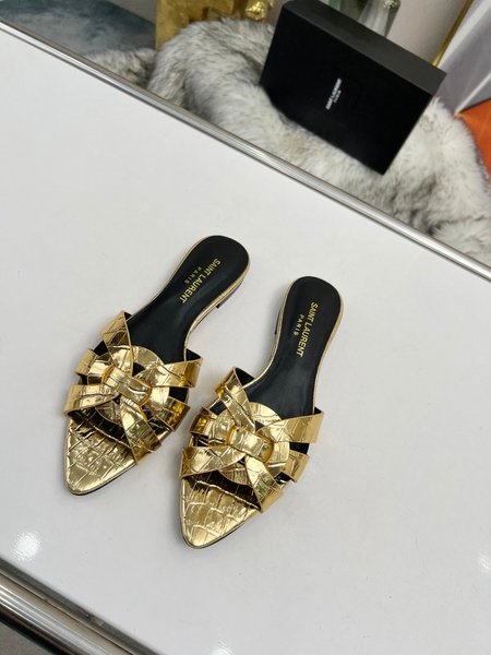 Yves Saint Laurent Cow patent leather flat pointed toe slippers