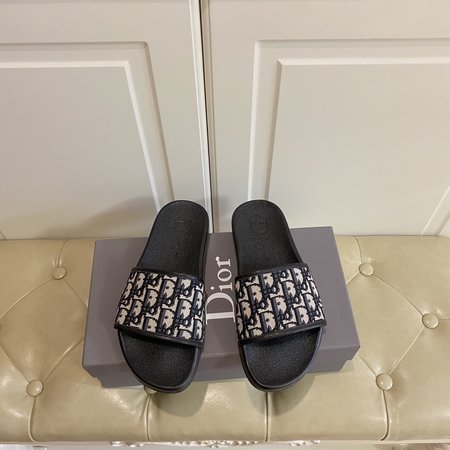 Dior Lovers Wear Slippers