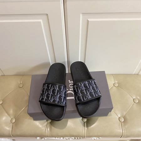 Dior Lovers Wear Slippers