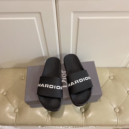 Dior Lovers Wear Slippers