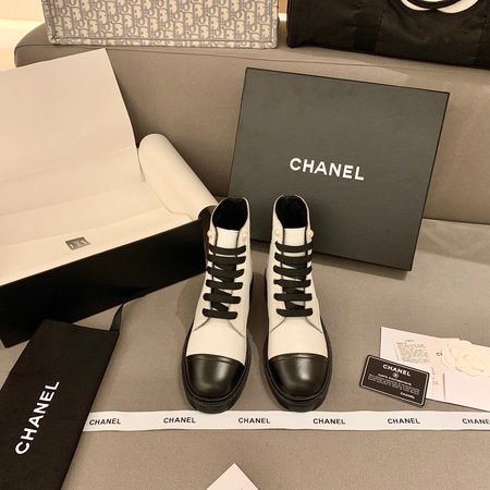 Chanel Boots in black and white cowhide leather with sheepskin logo on the inside