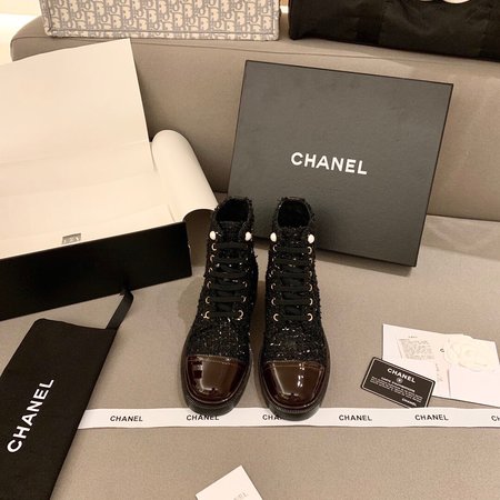 Chanel Boots in black and white cowhide leather with sheepskin logo on the inside