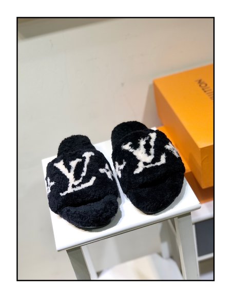 Louis Vuitton Wool slippers