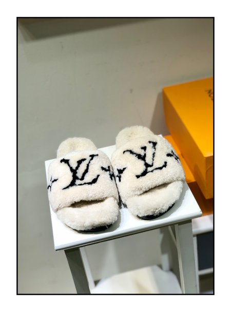 Louis Vuitton Wool slippers