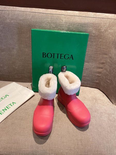 Bottega Veneta Fleece wrapped in snow boots