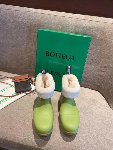 Bottega Veneta Fleece wrapped in snow boots