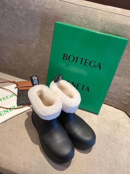 Bottega Veneta Fleece wrapped in snow boots