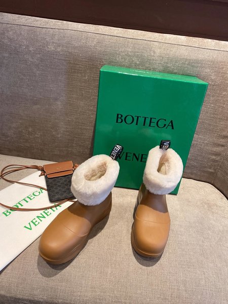 Bottega Veneta Fleece wrapped in snow boots