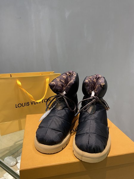 Louis Vuitton Down boots big logo design UGG outsole