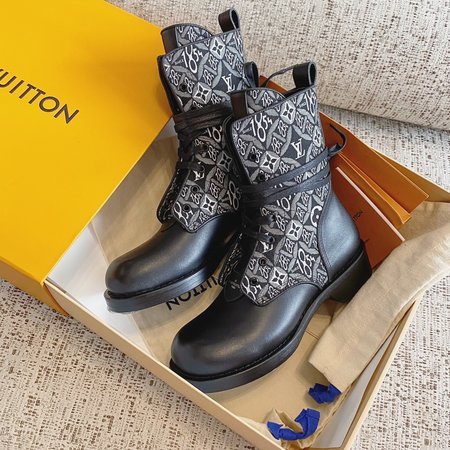 Louis Vuitton Leather flat boots MonoGram canvas tongue