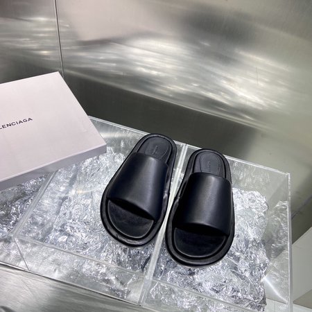 Balenciaga Slippers round outline design sheepskin and lamb wool material