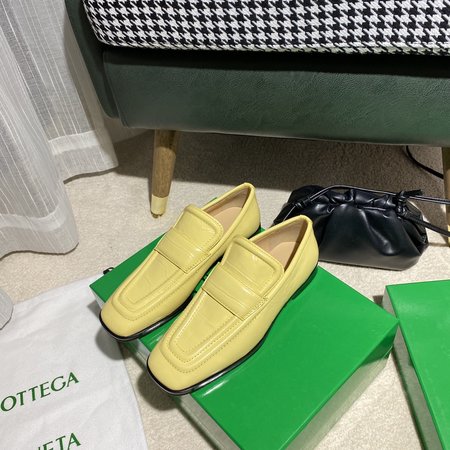 Bottega Veneta Square toe leather shoes